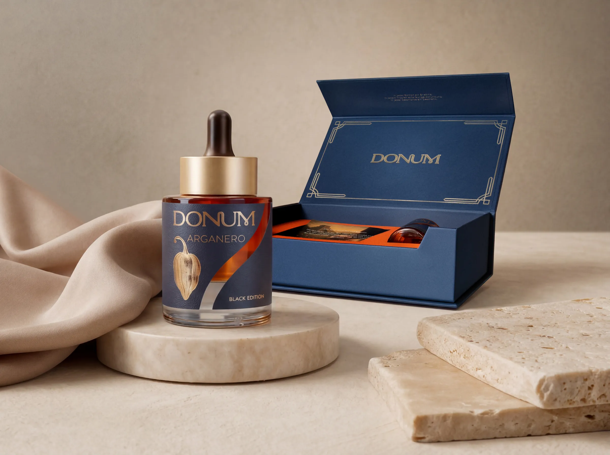 Der ARGANERO Flakon auf Marmor neben der geoeffneten DONUM Geschenkbox